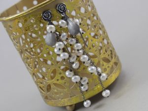 Chileart biżuteria autorska kolczyki perły naturalne sztyfty róże piórka długie łańcuszki
